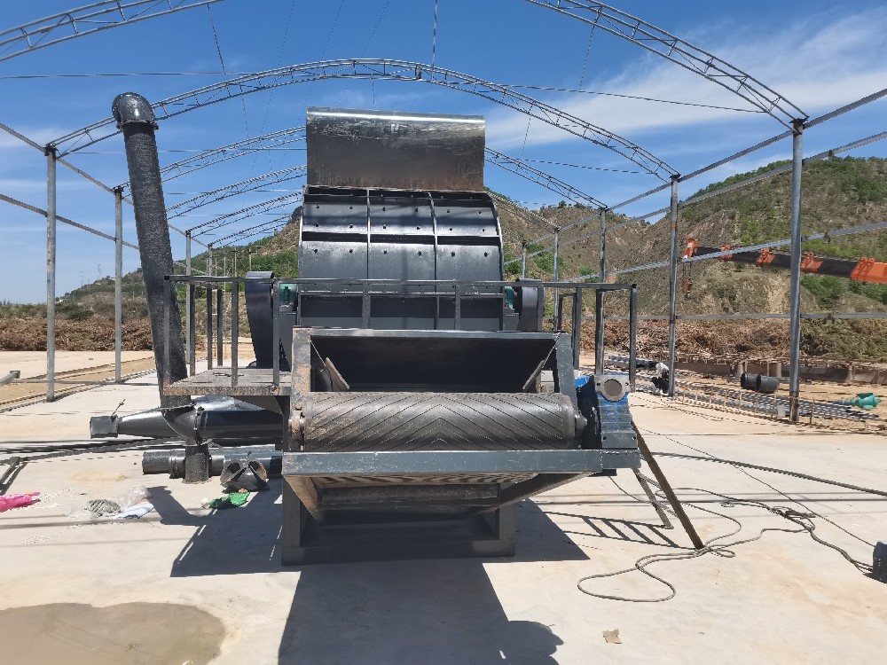 China Sichuan customers to buy Xinxiang Environmental Protection wood crusher site