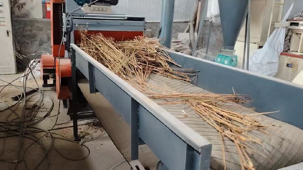 What are the factors that affect the yield efficiency of wood crusher