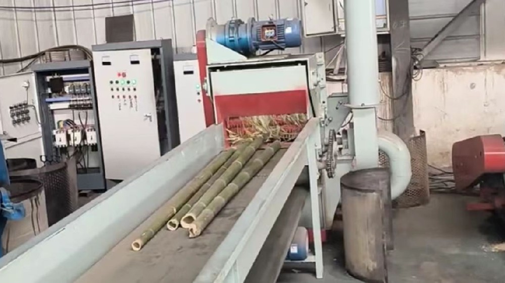 China Yunnan customers buy Xinxiang Environmental Protection wood crusher site